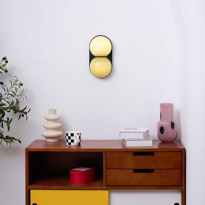 Två glob glas vägglampa