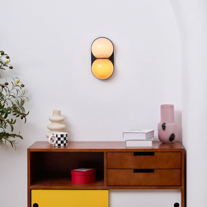 Två glob glas vägglampa