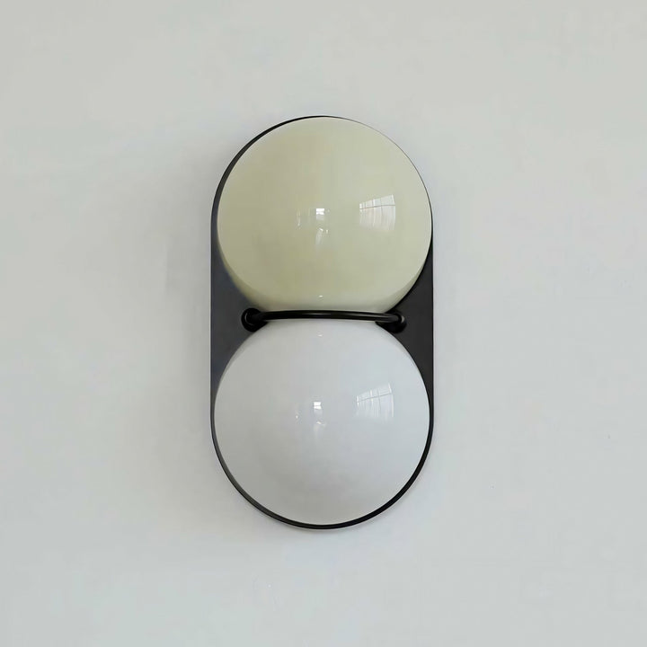 Två glob glas vägglampa