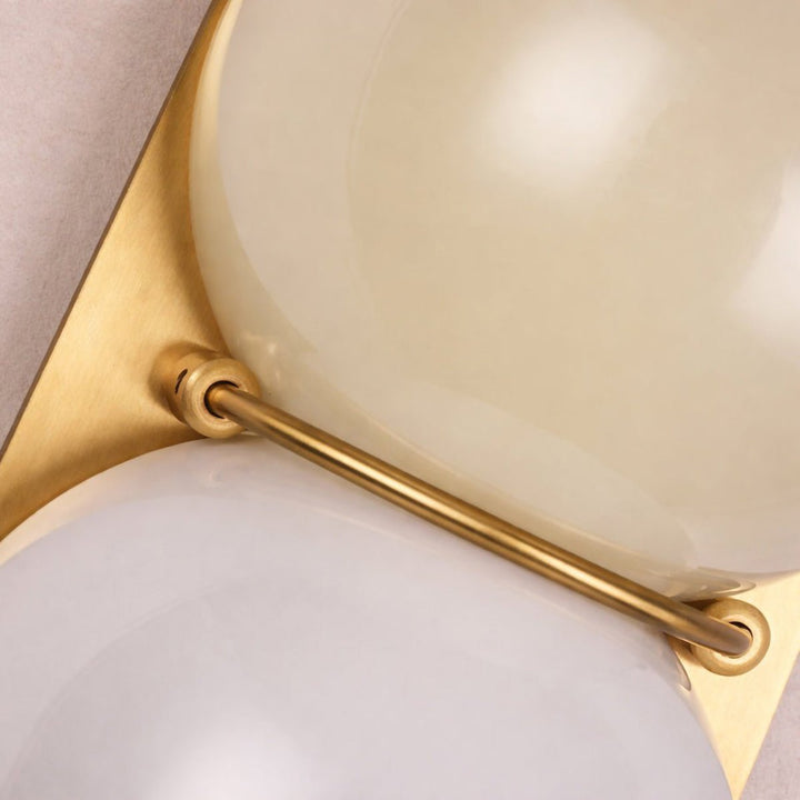 Två glob glas vägglampa