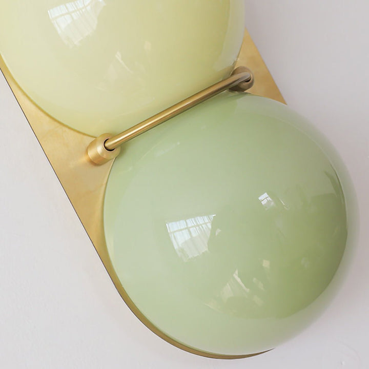 Två glob glas vägglampa