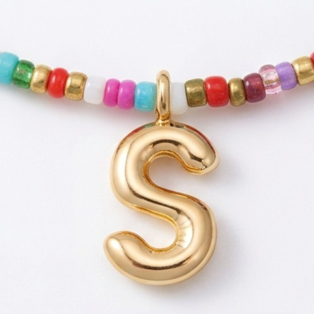 Liora – Färgowy Halsband z Beadami z Inicjałem