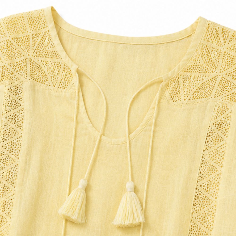 Soraya – Blus w stilu boho z koronkowym finish i snöre z frędzlami vid dekolcie i form av litery U