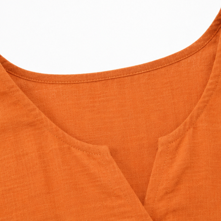 Laurelle – Blus z urringning w v-ringning i falbanami z knappar
