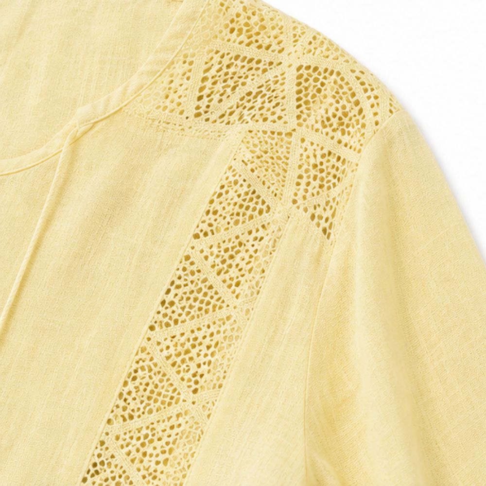 Soraya – Blus w stilu boho z koronkowym finish i snöre z frędzlami vid dekolcie i form av litery U