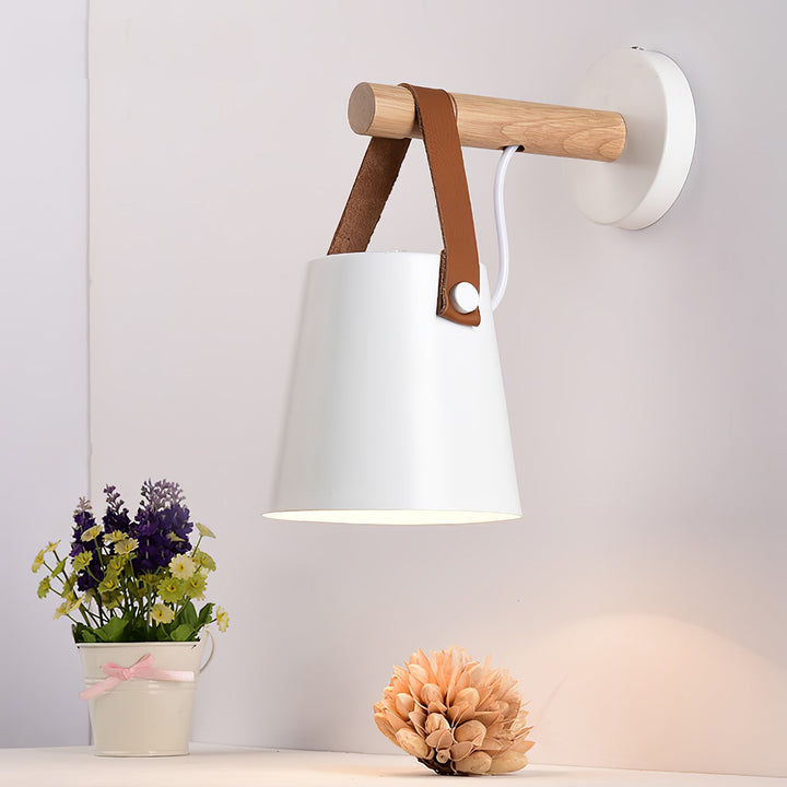 Träkonisk Vägglampa