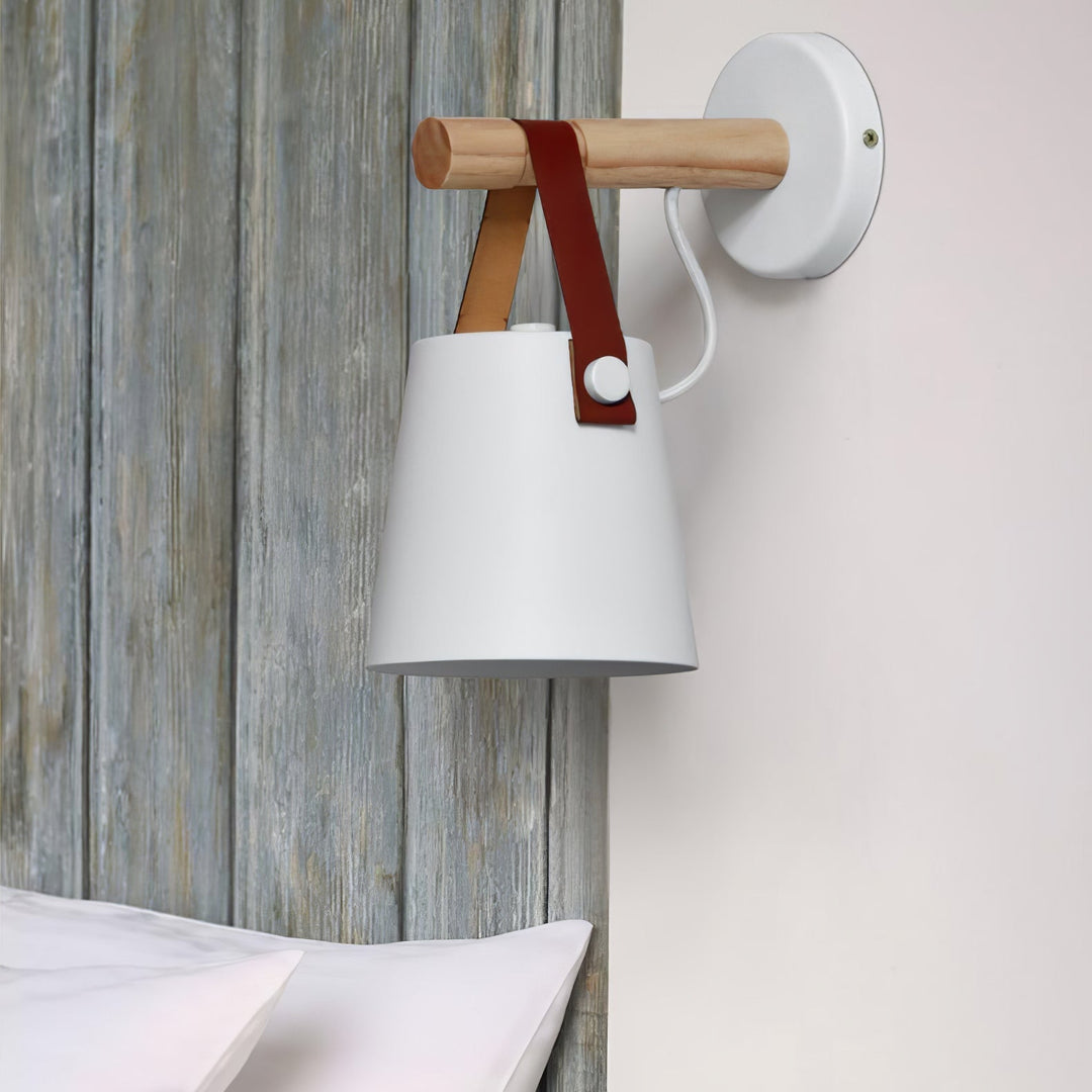 Träkonisk Vägglampa