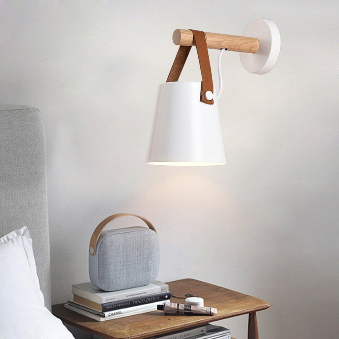 Träkonisk Vägglampa