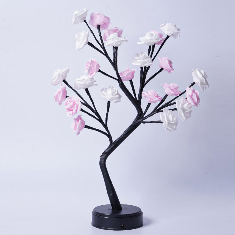 Rosenträdslampa med rosa rosor som lyser