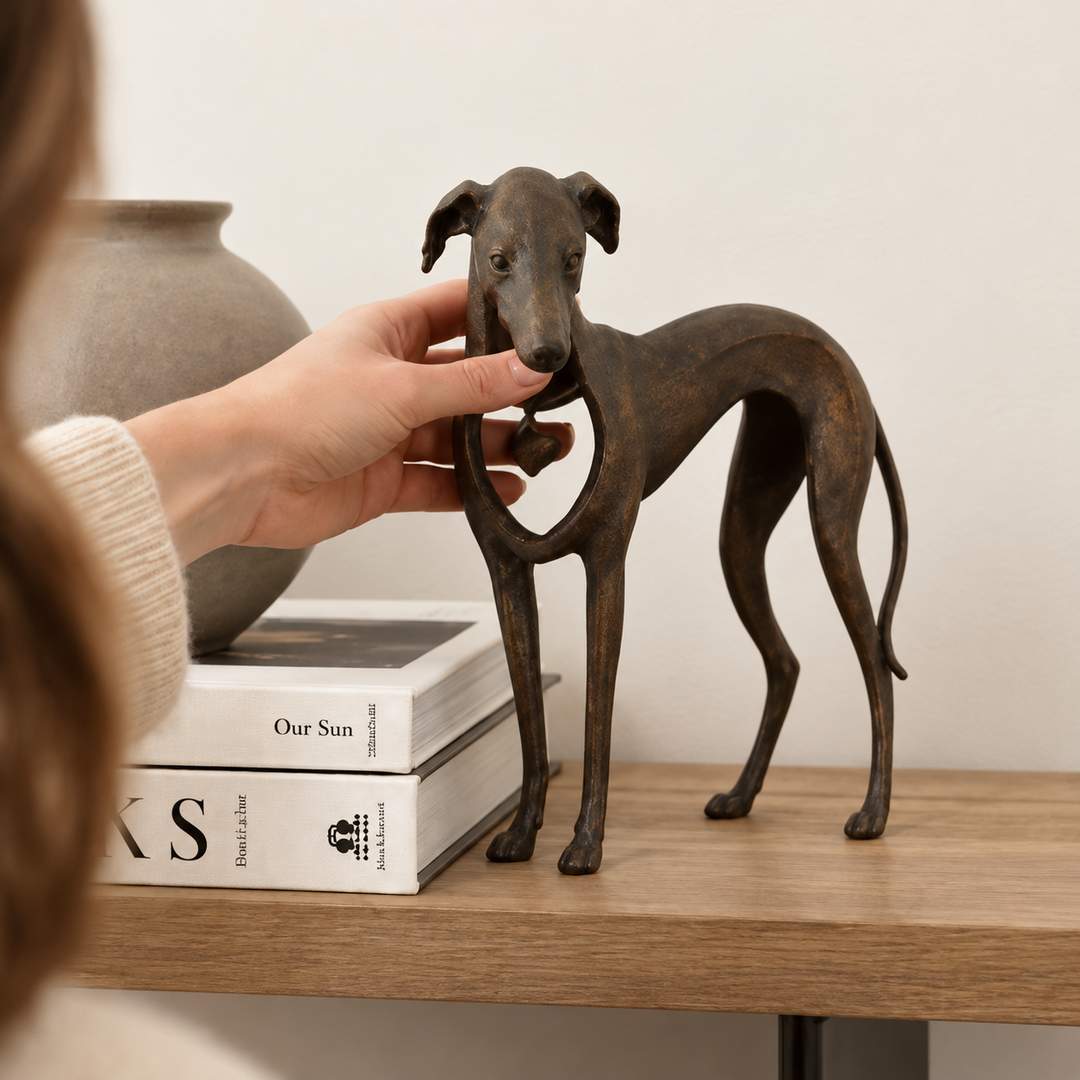 Hound &amp; Heart – Rzeźba Sighthound w Starym Brązie z Wiszącym Hjärta