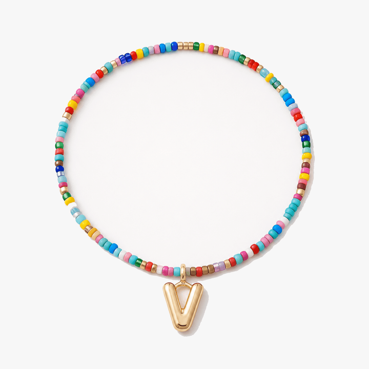 Liora – Färgowy Halsband z Beadami z Inicjałem