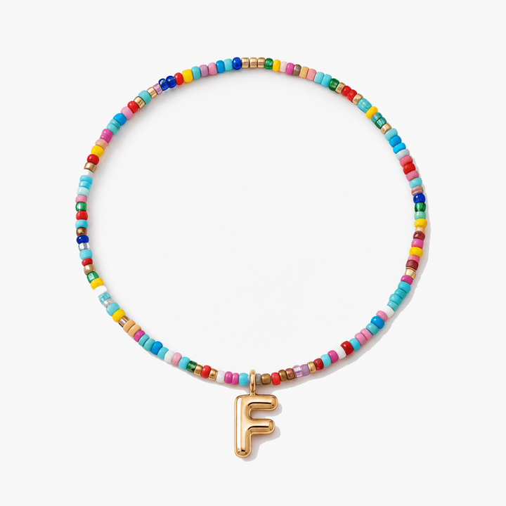 Liora – Färgowy Halsband z Beadami z Inicjałem