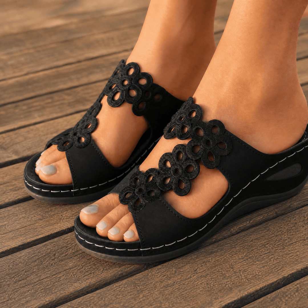 BreezeWalk – Bekväma sandaler på koturnie z kwiatowym wzorem