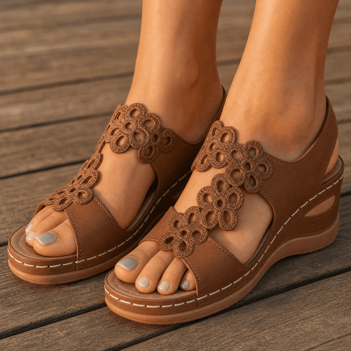 BreezeWalk – Bekväma sandaler på koturnie z kwiatowym wzorem