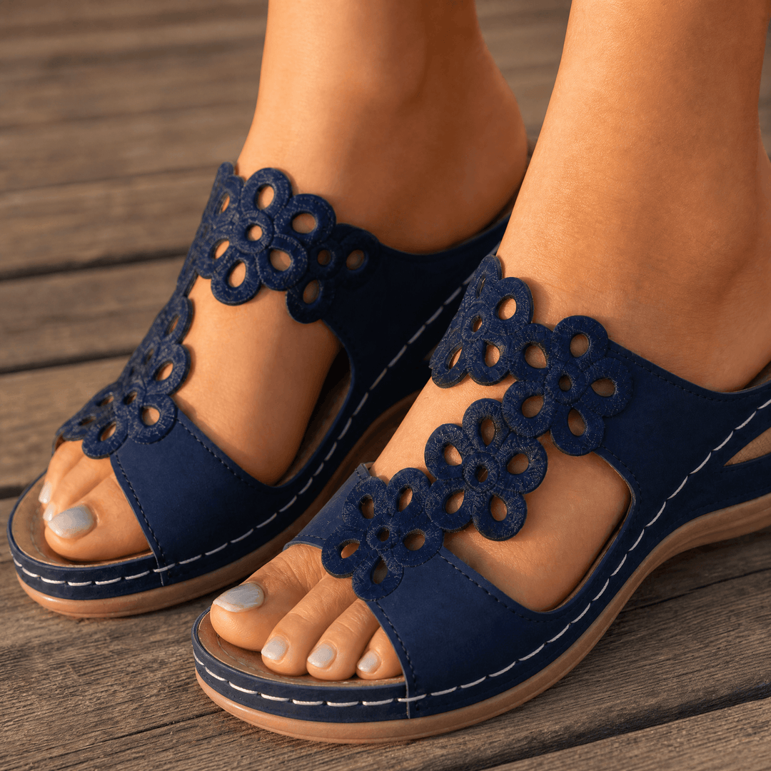 BreezeWalk – Bekväma sandaler på koturnie z kwiatowym wzorem
