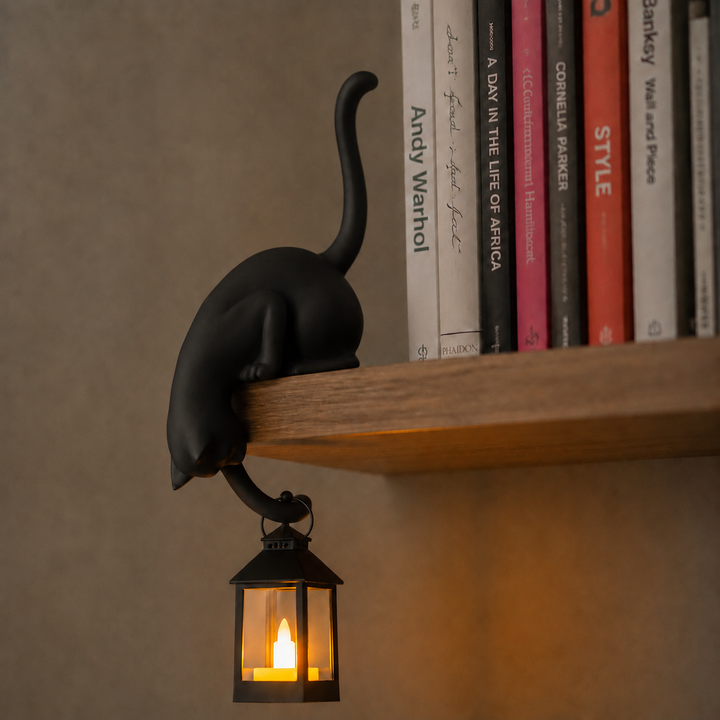Ledgekit – Figurki katt på kant półki z latarnią LED
