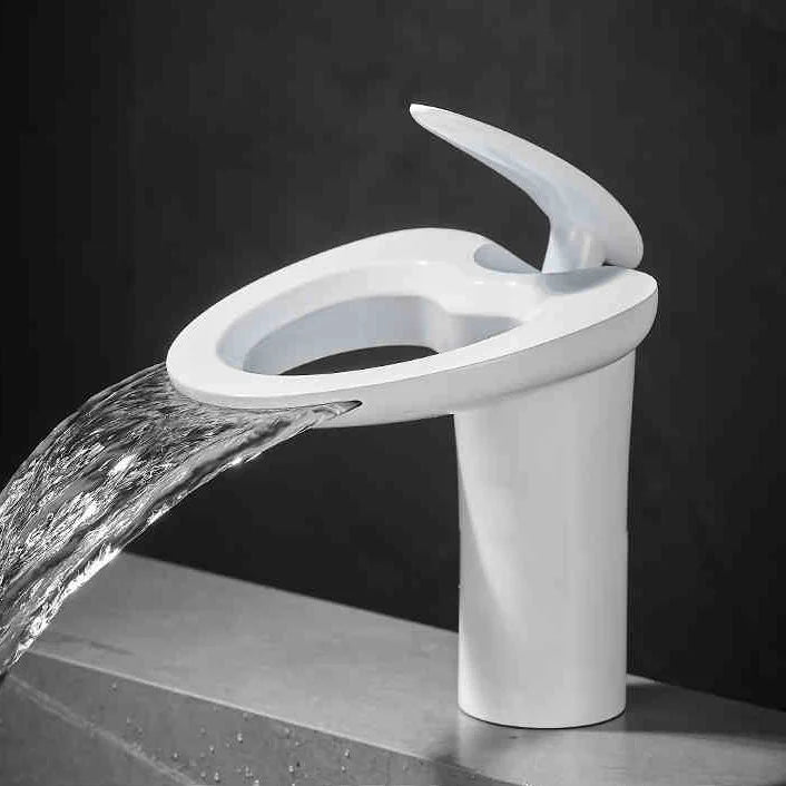 Copperflow – Batteri badrums z vattenfall, ett hål