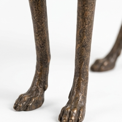 Hound &amp; Heart – Rzeźba Sighthound w Starym Brązie z Wiszącym Hjärta