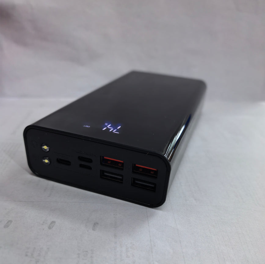 Svart powerbank med LCD-display