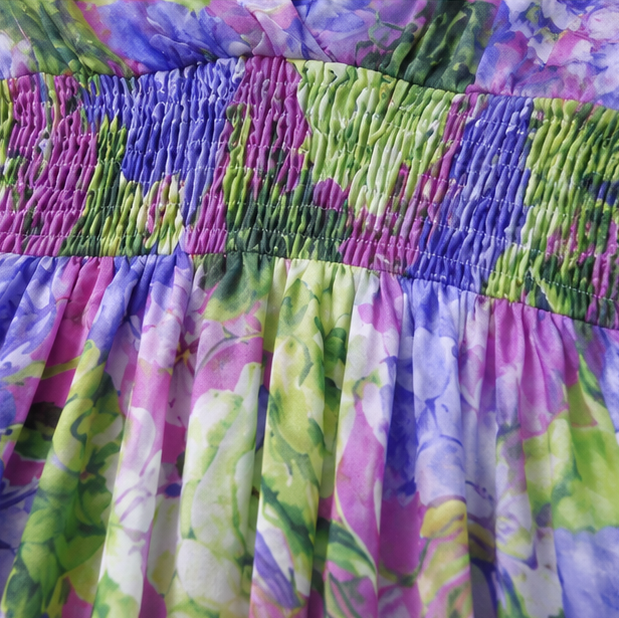 Floriana – Blommig Mini Klänning med lång ärm i Falbaną