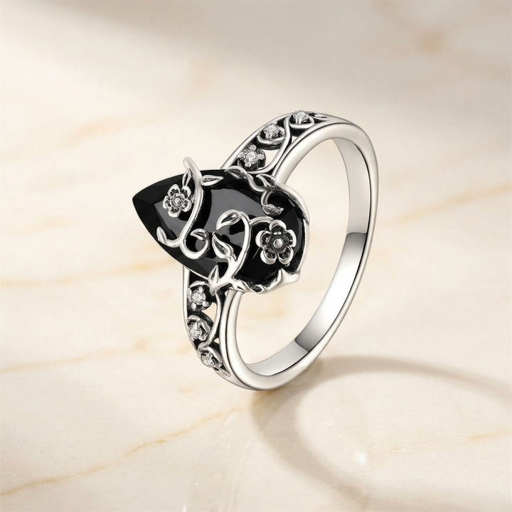 Noireva – Vintage Ring z Filigranowym Vinrödroślą