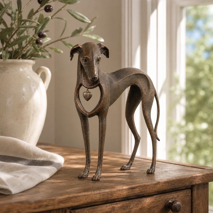 Hound &amp; Heart – Rzeźba Sighthound w Starym Brązie z Wiszącym Hjärta