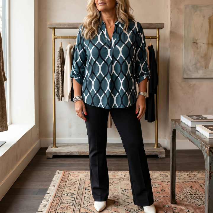 Nora – Blus dam z urringning w v-ringning i nadrukiem