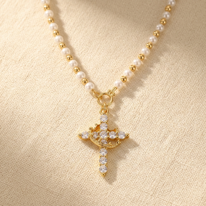 Crownara – Halsband z perłowymi koralikami i koronowanym kors