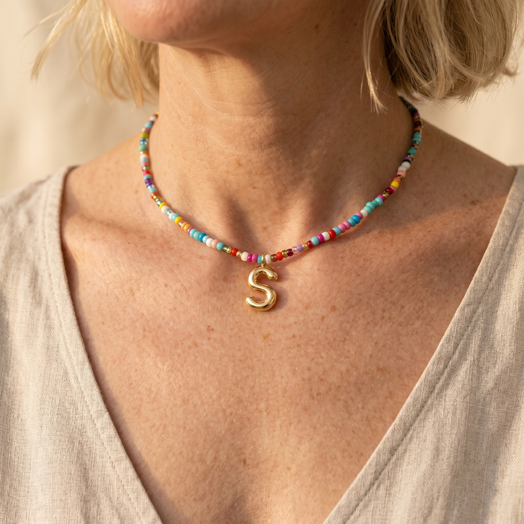 Liora – Färgowy Halsband z Beadami z Inicjałem