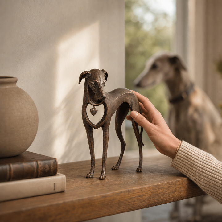 Hound &amp; Heart – Rzeźba Sighthound w Starym Brązie z Wiszącym Hjärta