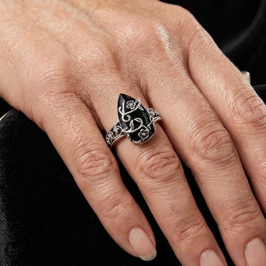 Noireva – Vintage Ring z Filigranowym Vinrödroślą