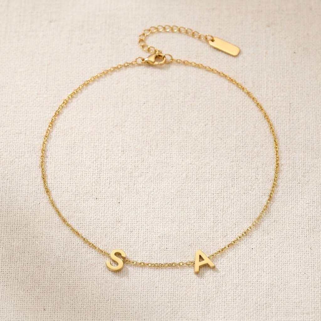 Auriela – Spersonalizowany halsband z inicjałami på boku