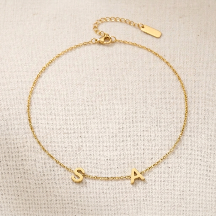 Auriela – Spersonalizowany halsband z inicjałami på boku