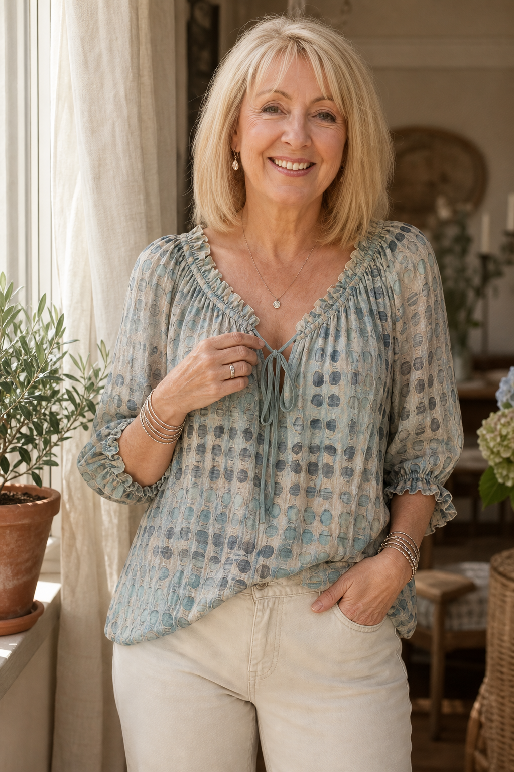 Vivelyn – Blus boho z falbanami i wiązaniem vid hals