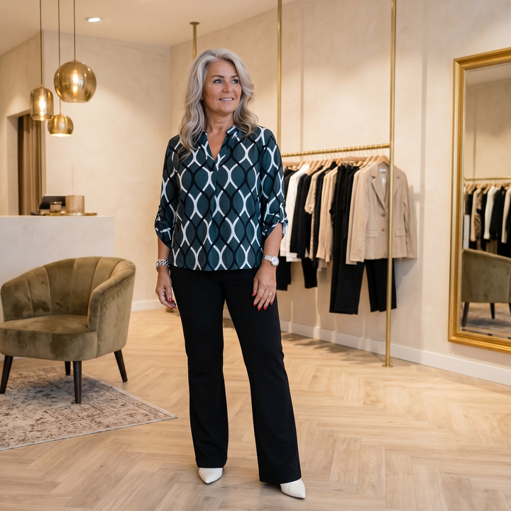 Nora – Blus dam z urringning w v-ringning i nadrukiem