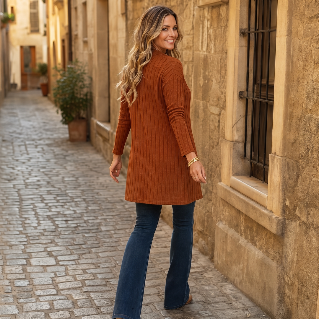 Curvella – Prążkowany top z urringning w v-ringning, dopasowany