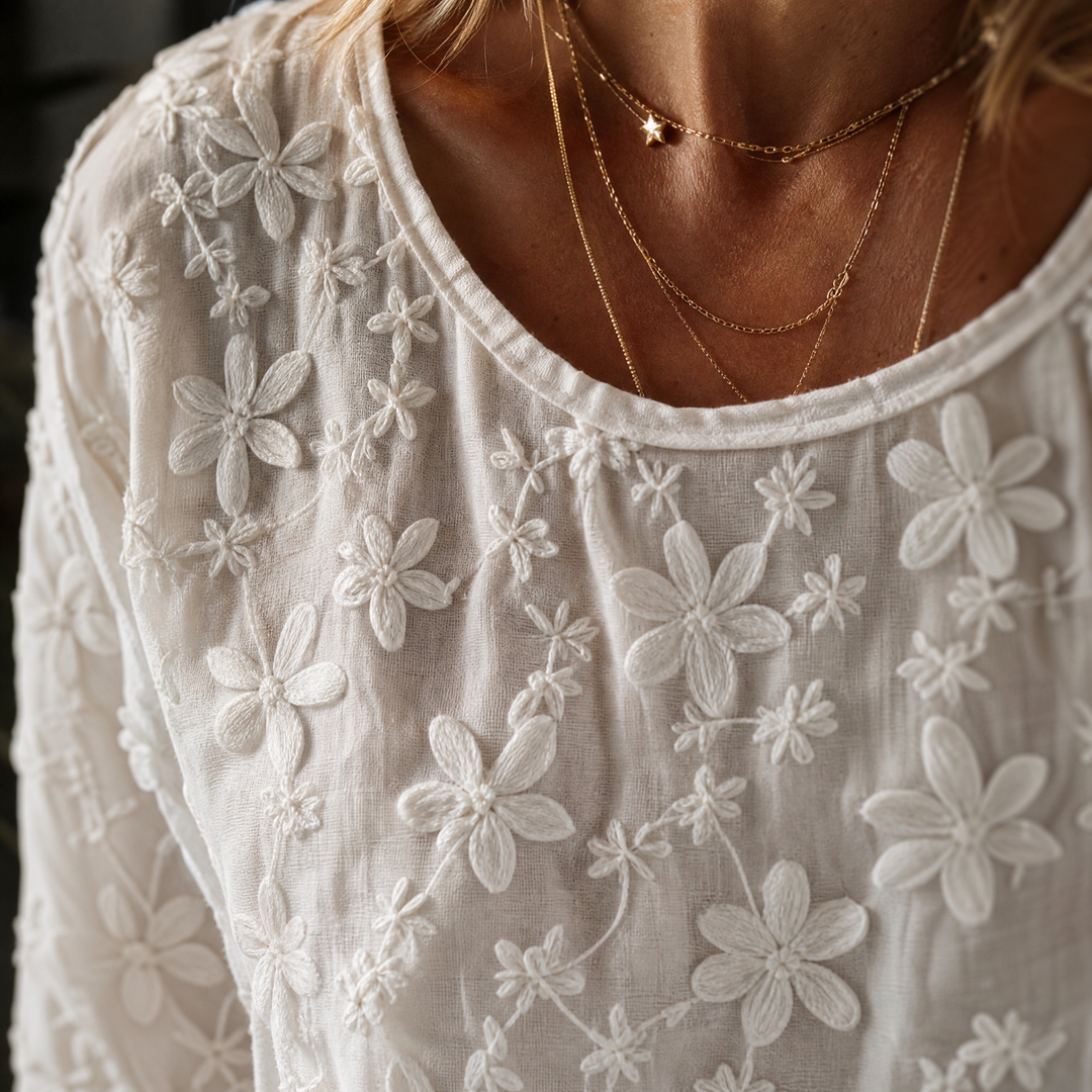 Floralé – Kobieca Blus z Haftowanymi Kwiatami w Stilu Peplum