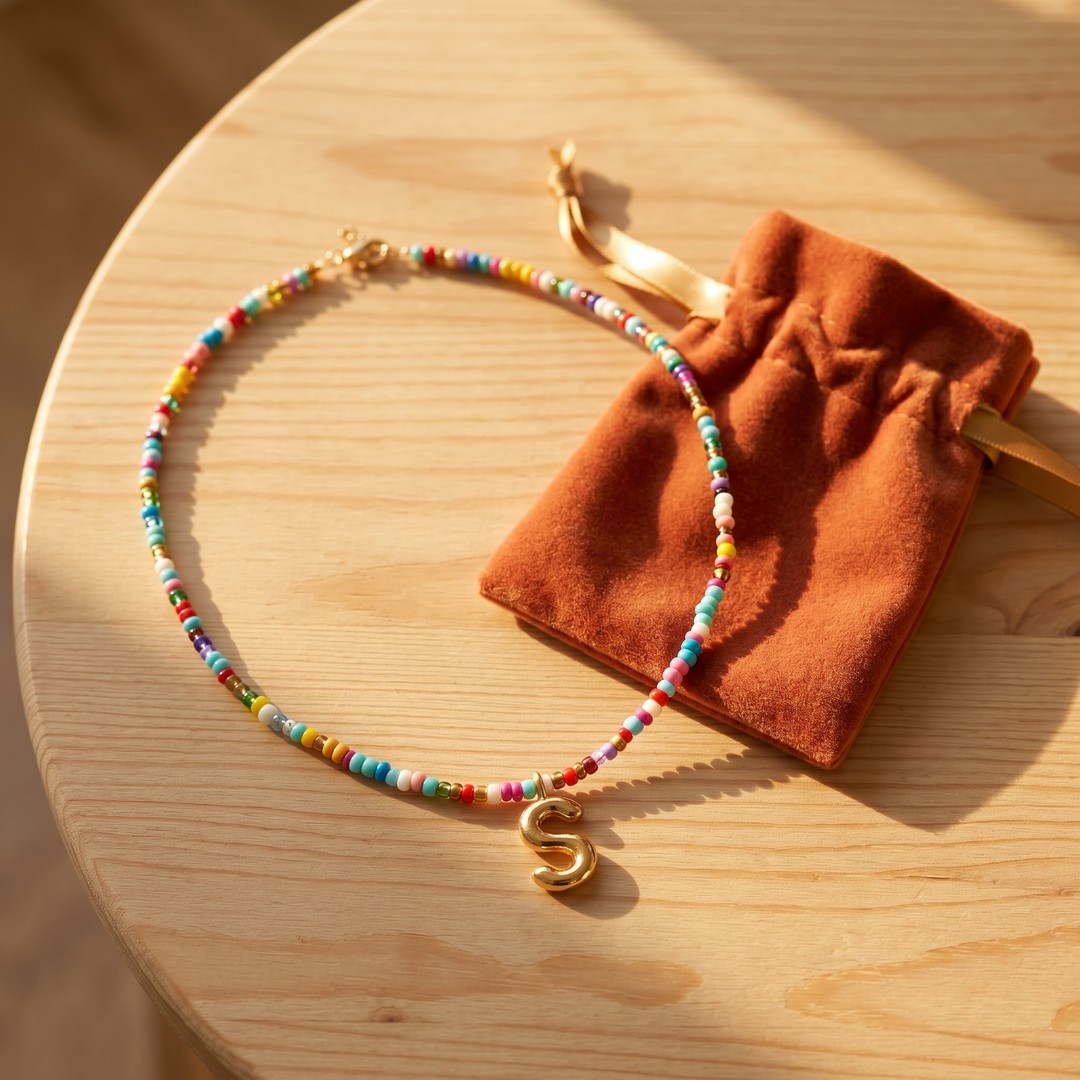 Liora – Färgowy Halsband z Beadami z Inicjałem