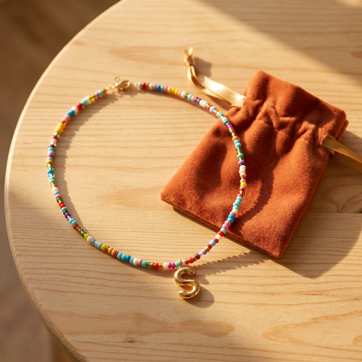 Liora – Färgowy Halsband z Beadami z Inicjałem