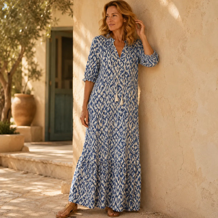 Solara – Boho Maxi Dress z Wzorem Ikat i Frędzlami vid Dekolcie i form av V
