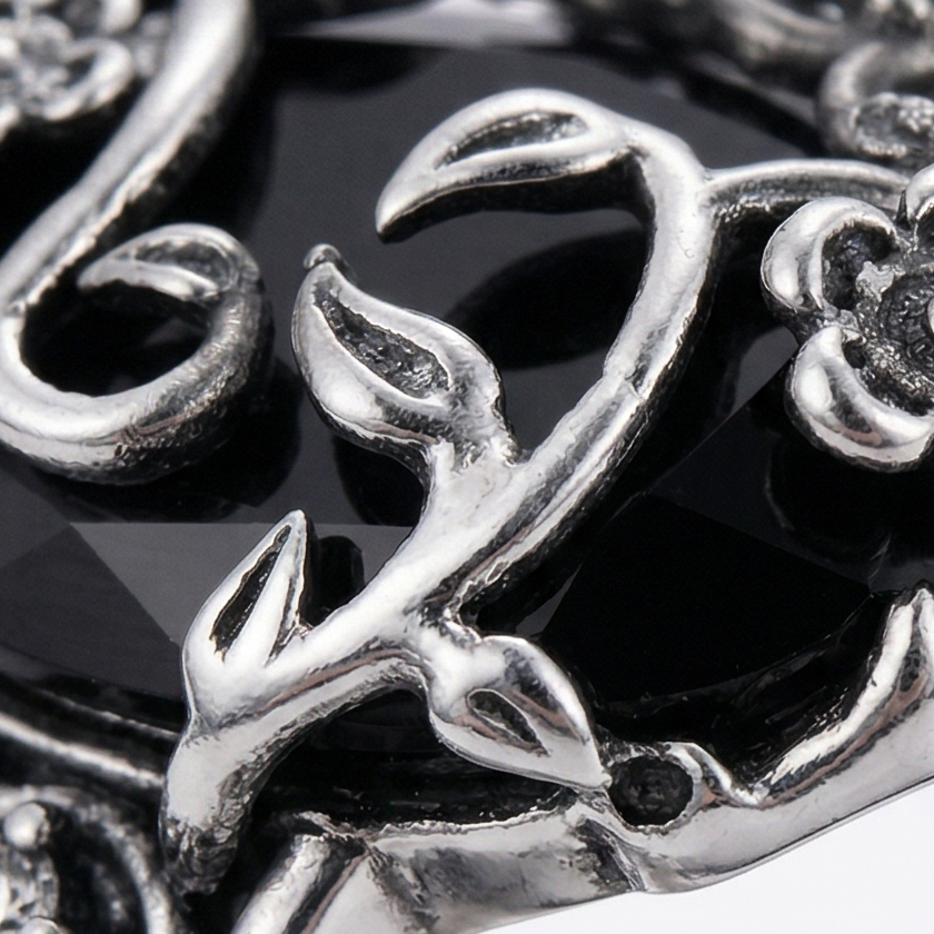 Noireva – Vintage Ring z Filigranowym Vinrödroślą