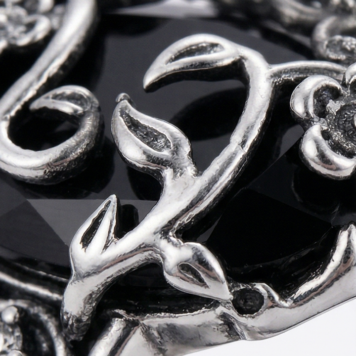 Noireva – Vintage Ring z Filigranowym Vinrödroślą