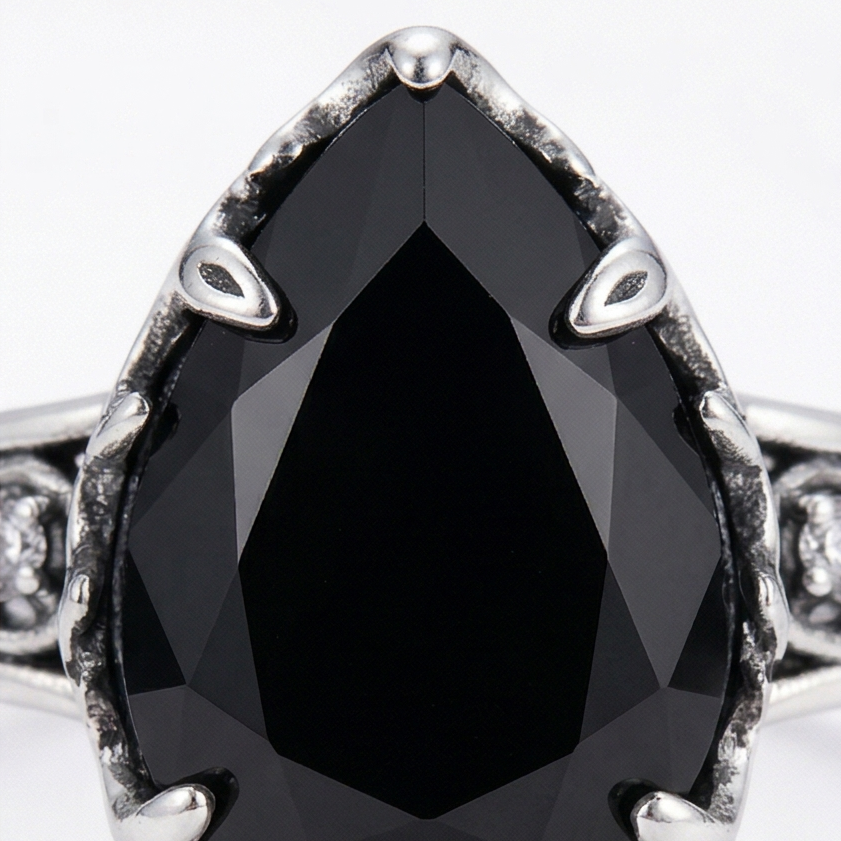 Noireva – Vintage Ring z Filigranowym Vinrödroślą