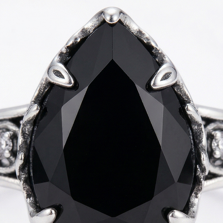 Noireva – Vintage Ring z Filigranowym Vinrödroślą