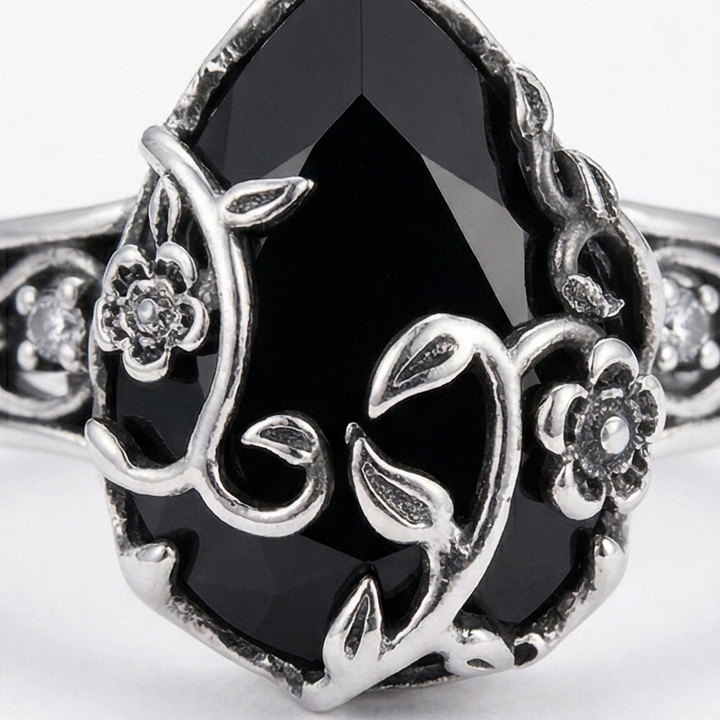 Noireva – Vintage Ring z Filigranowym Vinrödroślą