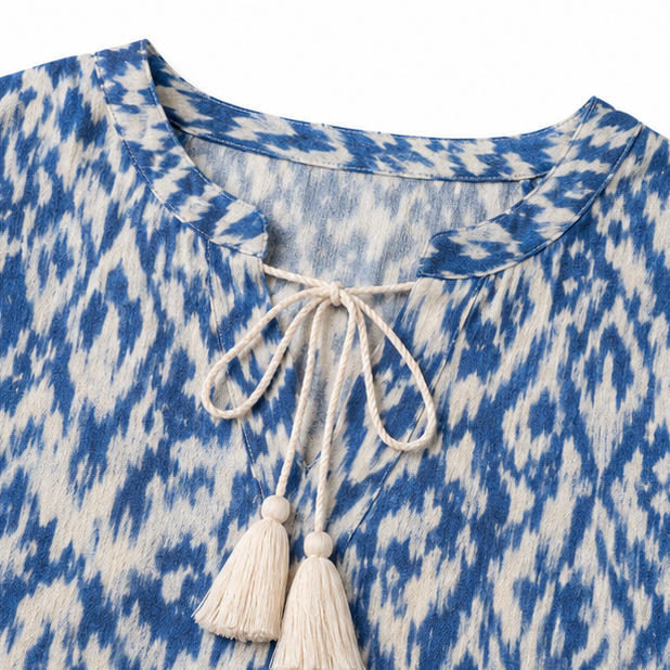 Solara – Boho Maxi Dress z Wzorem Ikat i Frędzlami vid Dekolcie i form av V