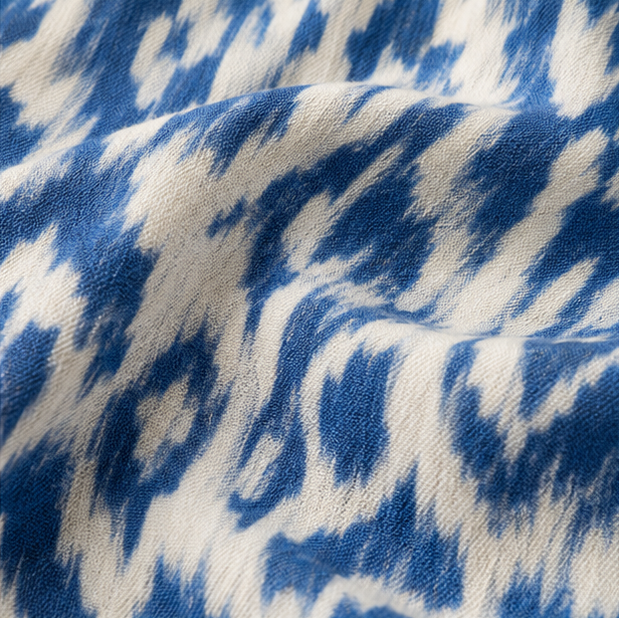 Solara – Boho Maxi Dress z Wzorem Ikat i Frędzlami vid Dekolcie i form av V