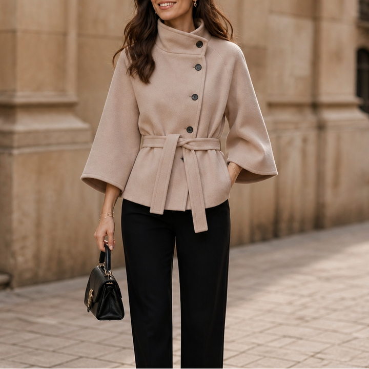 Velora – Asymetryczna Kurtka z Paskiem i Hög Kołnierzem
