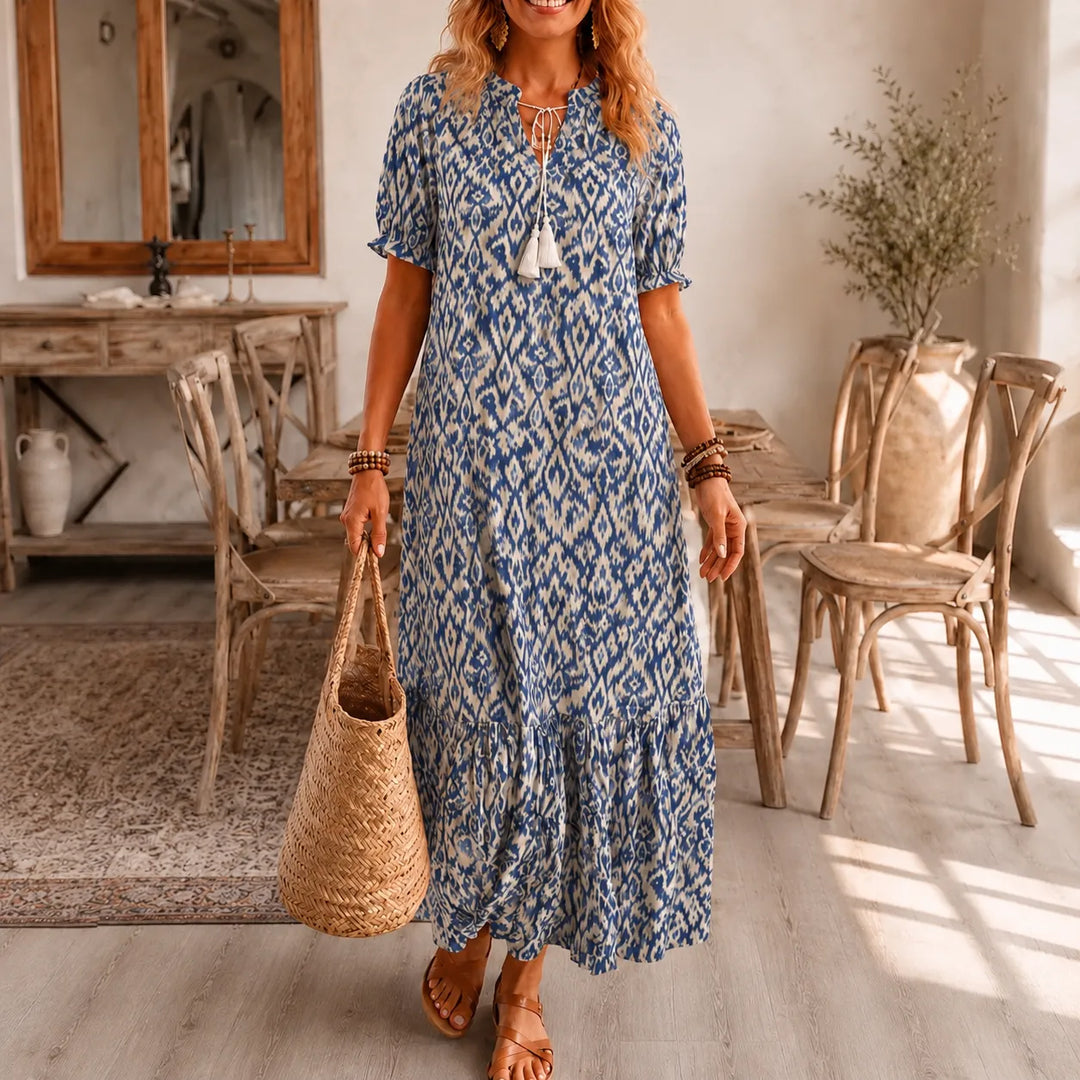 Solara – Boho Maxi Dress z Wzorem Ikat i Frędzlami vid Dekolcie i form av V