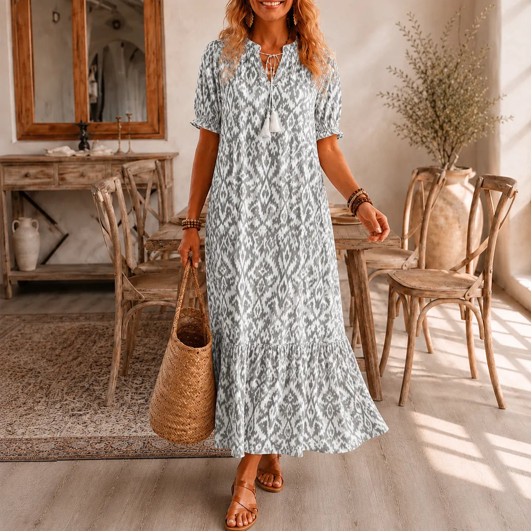 Solara – Boho Maxi Dress z Wzorem Ikat i Frędzlami vid Dekolcie i form av V